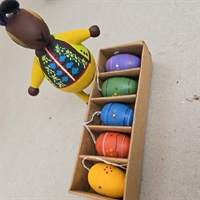 trae-paeskeaeg-bemalede-farverige-retro-paeskepynt